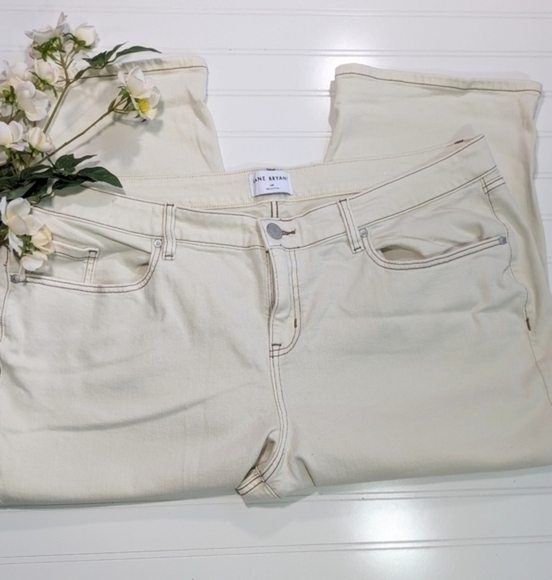 Lane Bryant Ecru Contrast Stitch Sig. Fit Midrise Straight Crop Jean 20 PETITE - Picture 3 of 7